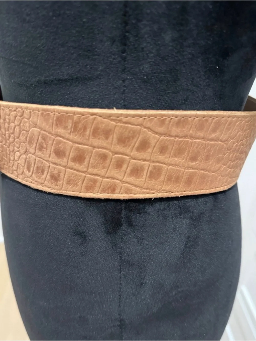 Women’s leather belt with 2 tone buckle